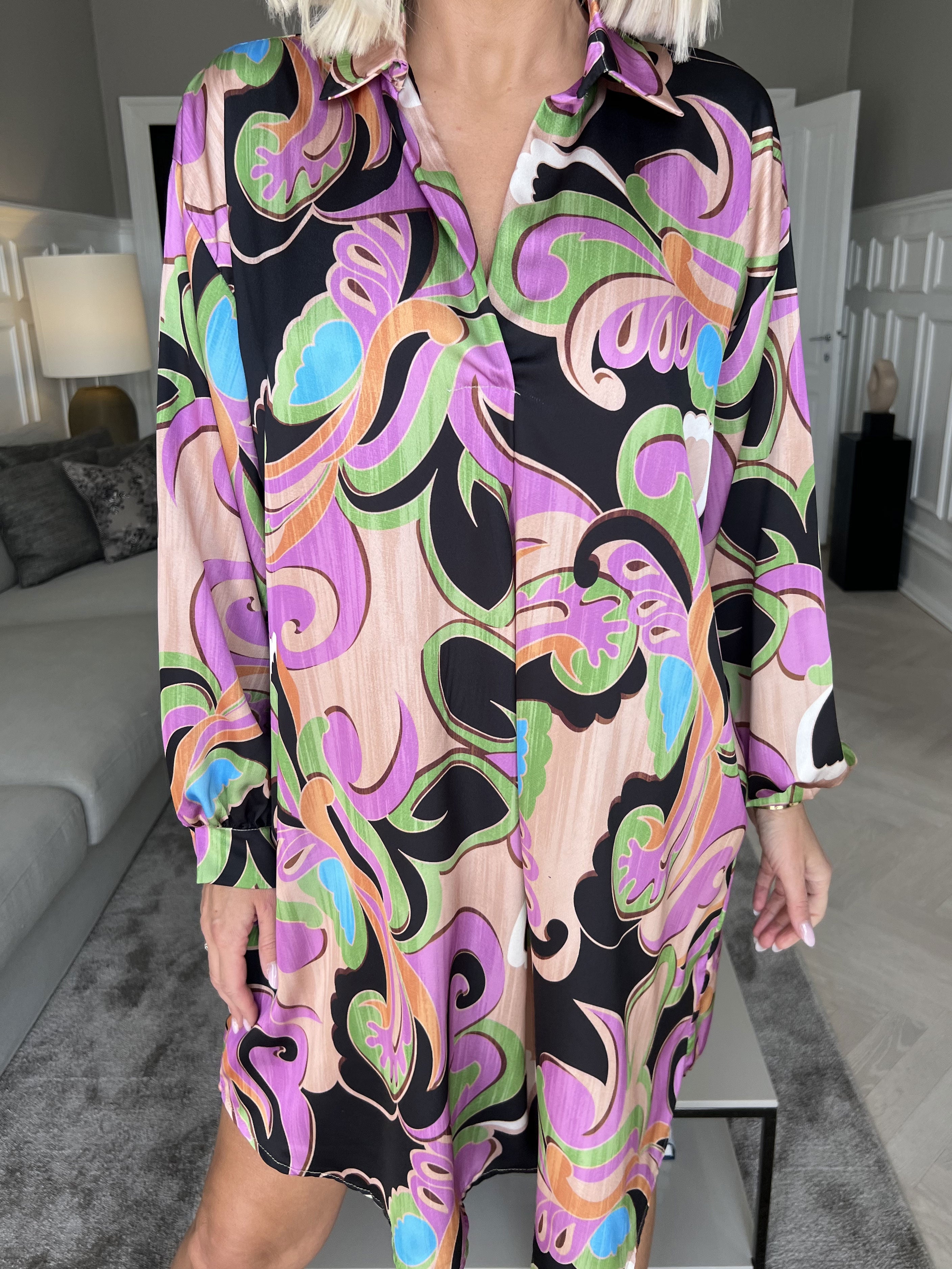 Happy Dress - Flerfarvet skjortekjole i silkelook